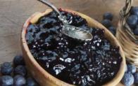 Bilka Bilberry dengan gula untuk musim dingin tanpa memasak
